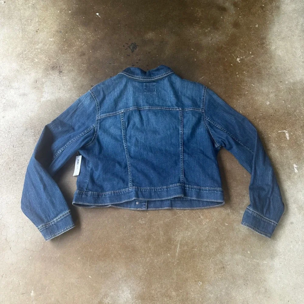 Old Navy Denim Jacket Women XL Blues Cropped Medium Wash Button Up NWT - Picture 2 of 5